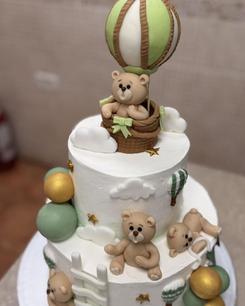 Tort de botez cu ursuleți și balon cu aer cald